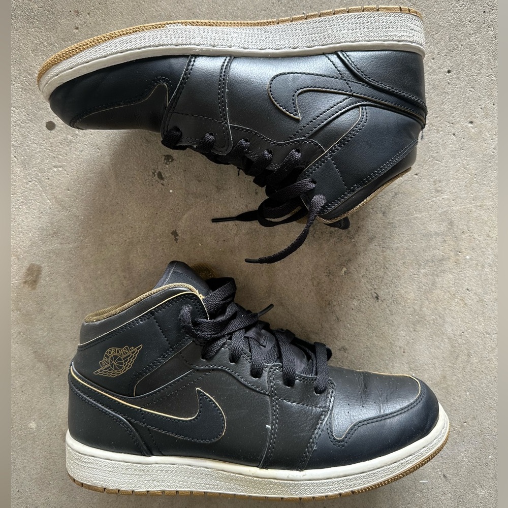 Jordan 1 Mid ‘Metallic Gold’